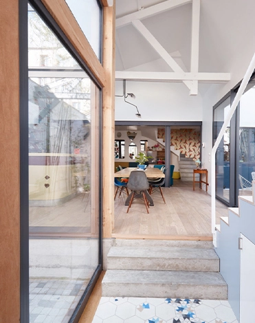 Aménagement d'une salle à manger moderne dans un garage réaménagé