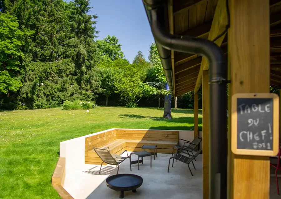 La cuisine été extérieur permet de cuisiner directement dans votre jardin ou sur votre terrasse, afin de profiter pleinement du grand air en famille ou entre amis.