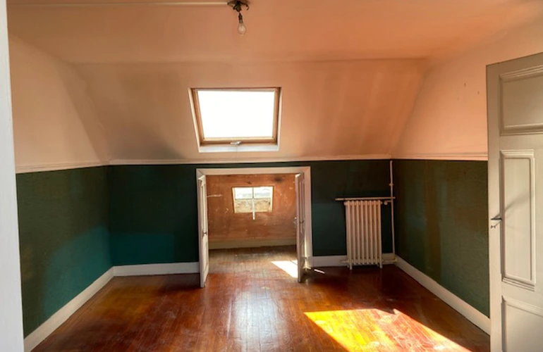 Rénovation d'une chambre mansardée dans une maison à Sceaux. Avant travaux