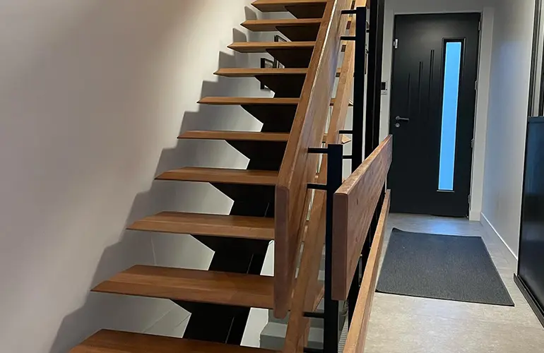 Rénovation et isolation par l'intérieur d'une maison. Escalier