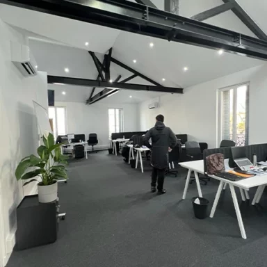 Lisandre a transformé un étage d'un immeuble avec logements en un vaste bureau open-space pour un client à Malakoff.