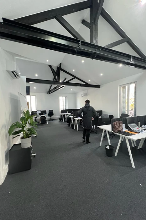 Lisandre a transformé un étage d'un immeuble avec logements en un vaste bureau open-space pour un client à Malakoff.