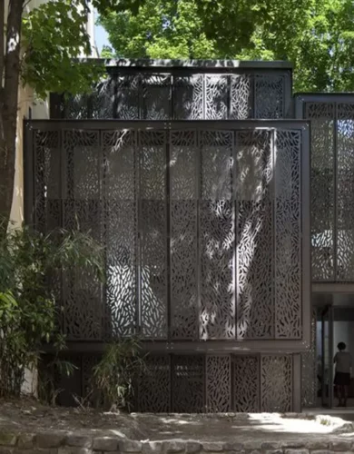 Découvrez la Maison Escalier à Saint Germain des Prés : une rénovation innovante par Lisandre avec des demi-niveaux et une lumière naturelle omniprésente. Un loft vertical unique de 153 m²