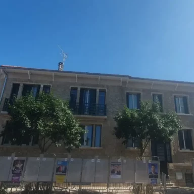 Lisandre réalise la rénovation et le ravalement de la façade d’une maison classée monument historique à Sceaux.