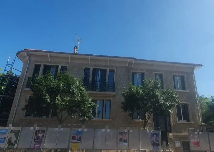 Lisandre réalise la rénovation et le ravalement de la façade d’une maison classée monument historique à Sceaux.