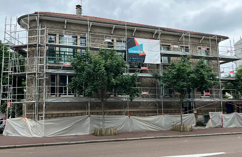 Lisandre, entreprise spécialisée en rénovation globale apporte son expertise pour un chantier de rénovation et de ravalement de la façade d'une maison classée Bâtiment de France à Sceaux