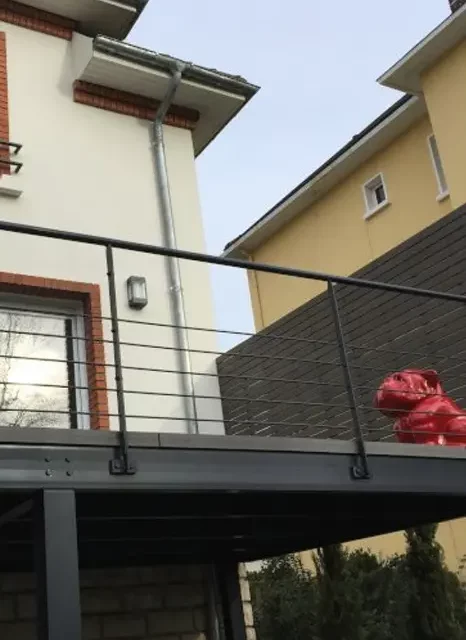 Lisandre,a réalisé la rénovation extérieure de cette maison et aménagé une terrasse sur pilotis.