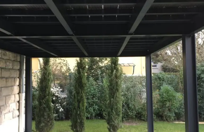 maison en banlieue Sud de Paris: terrasse sur pilotis.