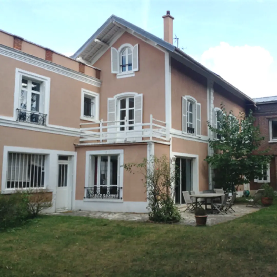 Créer une copropriété dans une grande maison devenue trop grande est une solution astucieuse pour optimiser l'espace et générer des revenus locatifs.