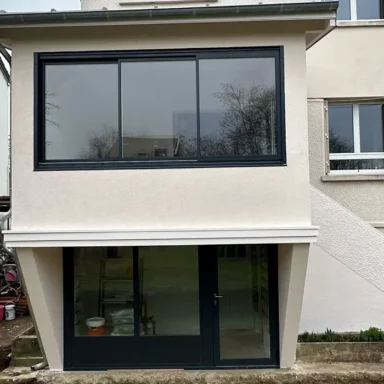 Découvrez comment la transformation d'un balcon en bow-window peut métamorphoser votre intérieur, augmenter votre confort et valoriser votre bien immobilier.