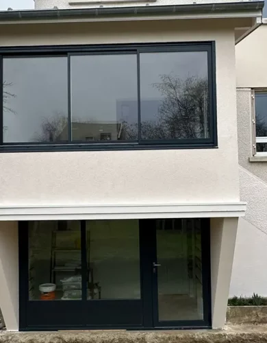 Découvrez comment la transformation d'un balcon en bow-window peut métamorphoser votre intérieur, augmenter votre confort et valoriser votre bien immobilier.