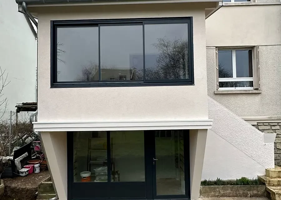 Découvrez comment la transformation d'un balcon en bow-window peut métamorphoser votre intérieur, augmenter votre confort et valoriser votre bien immobilier.