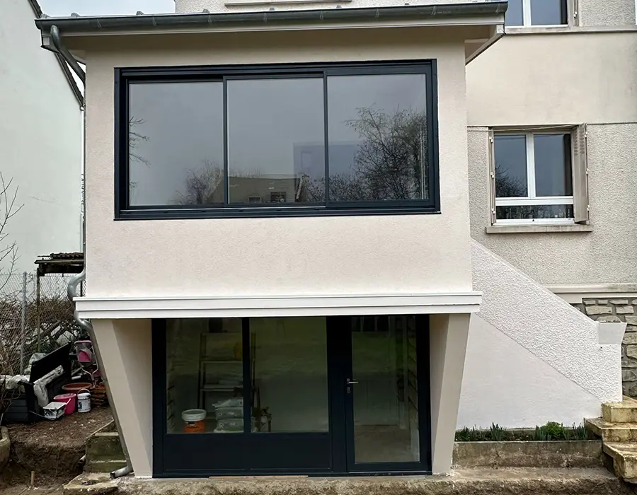 Découvrez comment la transformation d'un balcon en bow-window peut métamorphoser votre intérieur, augmenter votre confort et valoriser votre bien immobilier.