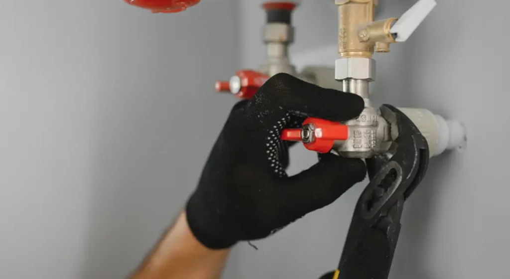 Nous inspectons les zones accessibles du réseau : raccords, tuyaux visibles, bas de murs, plinthes chauffantes…