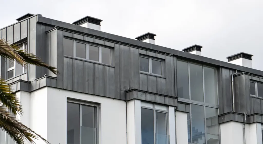 Les toitures en zinc, présentent des problématiques spécifiques.