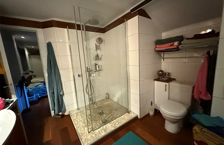 Salle de bain dans sous-sol aménagé par Lisandre