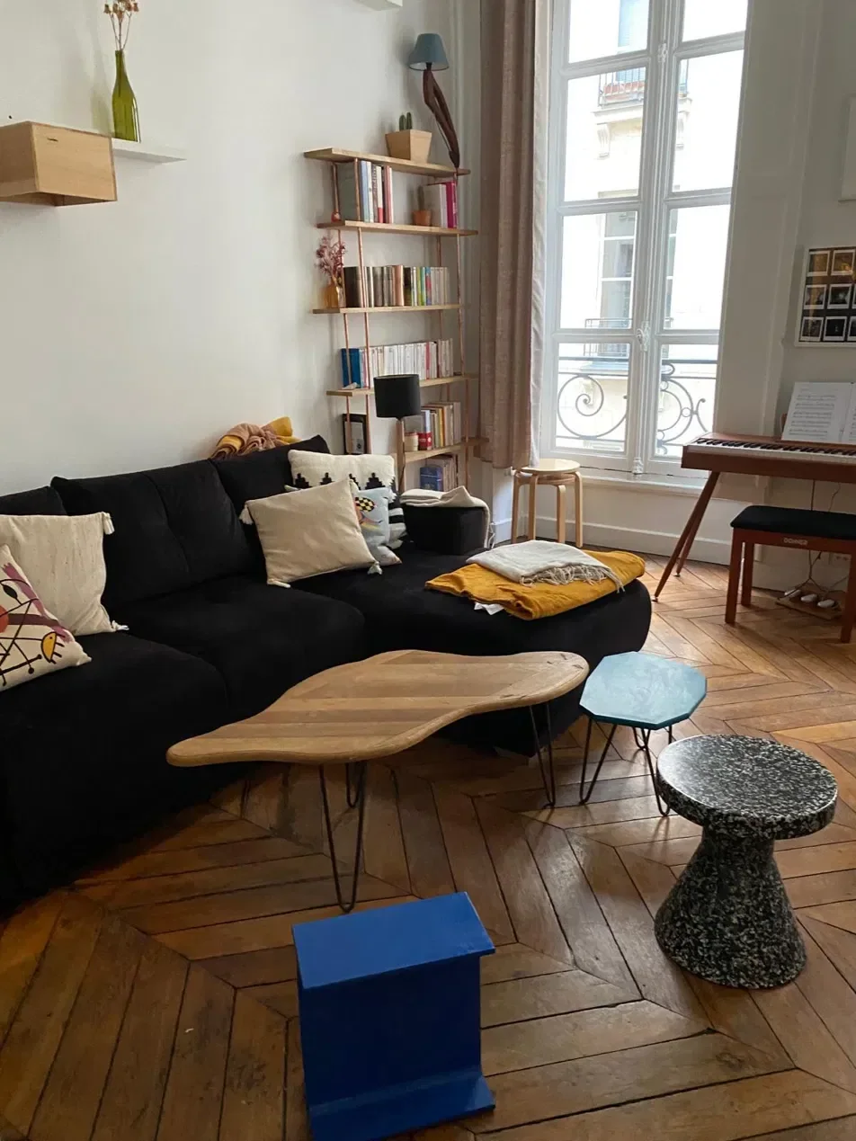 Table basse Méandre et bout de canapé Outremer dans un salon parisien